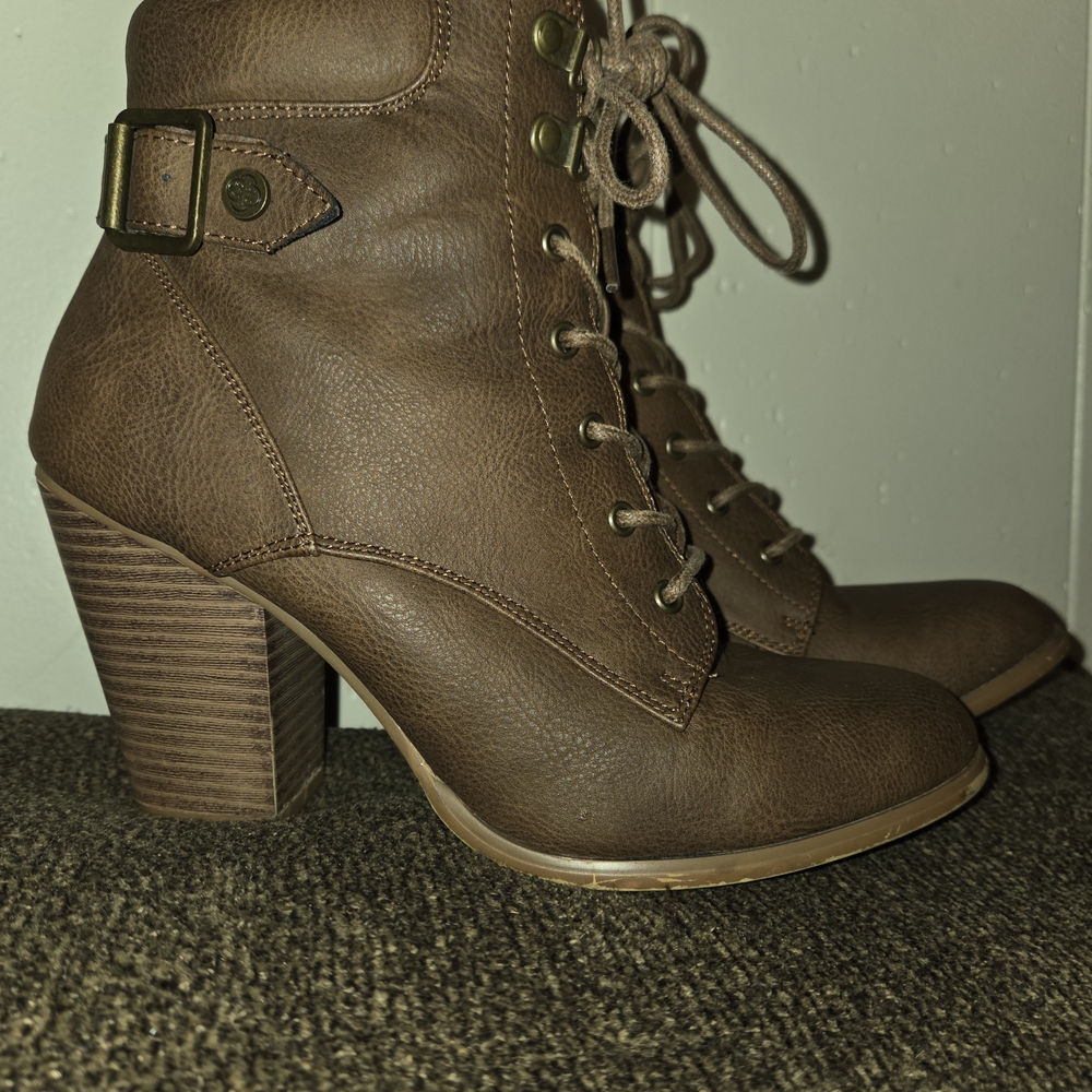 Daisy Fuentes Brown Lace-Up Boots